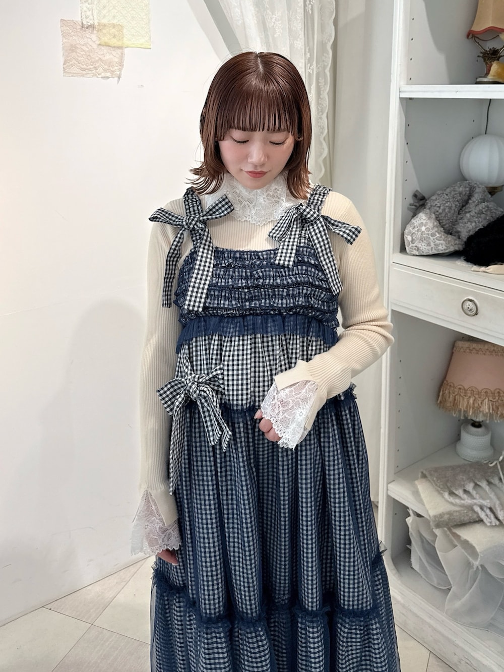 ホワイト系のニット/セーター、ブルー系のワンピース、ホワイト系のローファーを着用したレディースの冬コーディネートの3枚目の写真