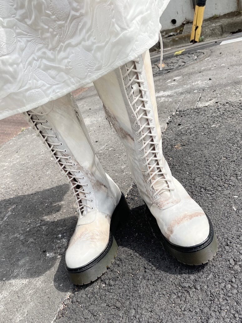 ホワイト系のワンピース、ホワイト系のシャツ/ブラウス、ホワイト系のドレスシューズを着用したレディースの春コーディネートの5枚目の写真