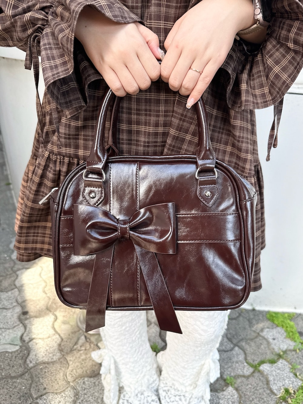 ブラウン系のワンピース、ホワイト系のその他パンツ、ブラウン系のハンドバッグを着用したレディースの春コーディネートの4枚目の写真