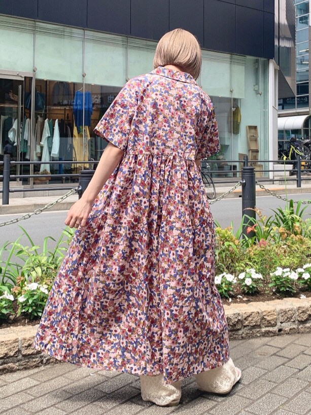 ホワイト系のサンダル、ホワイト系のその他パンツ、ブルー系のワンピースを着用したレディースの夏コーディネートの2枚目の写真