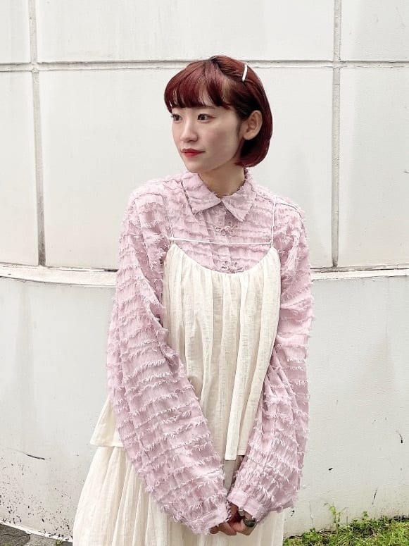 ホワイト系のワンピース、ピンク系のシャツ/ブラウス、ホワイト系のパンプスを着用したレディースの夏コーディネートの3枚目の写真