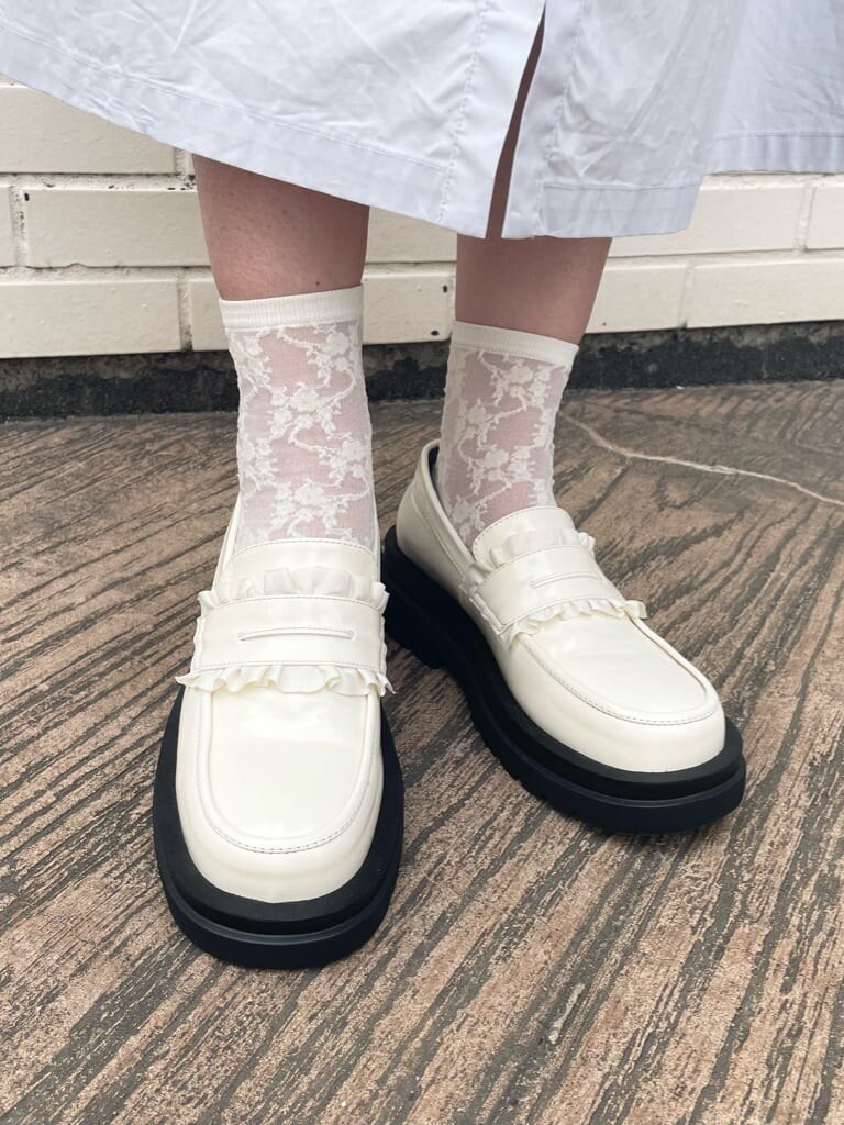 ホワイト系のローファー、ホワイト系のシャツ/ブラウス、ブルー系のワンピースを着用したレディースの春コーディネートの6枚目の写真