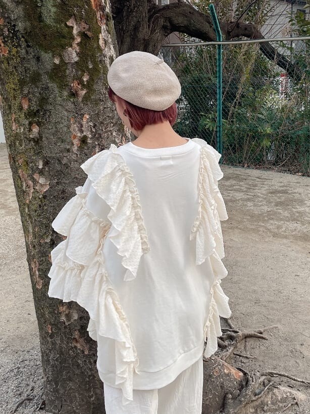 ホワイト系のスニーカー、ピンク系のショルダーバッグ、ホワイト系のスウェットを着用したレディースの冬コーディネートの6枚目の写真