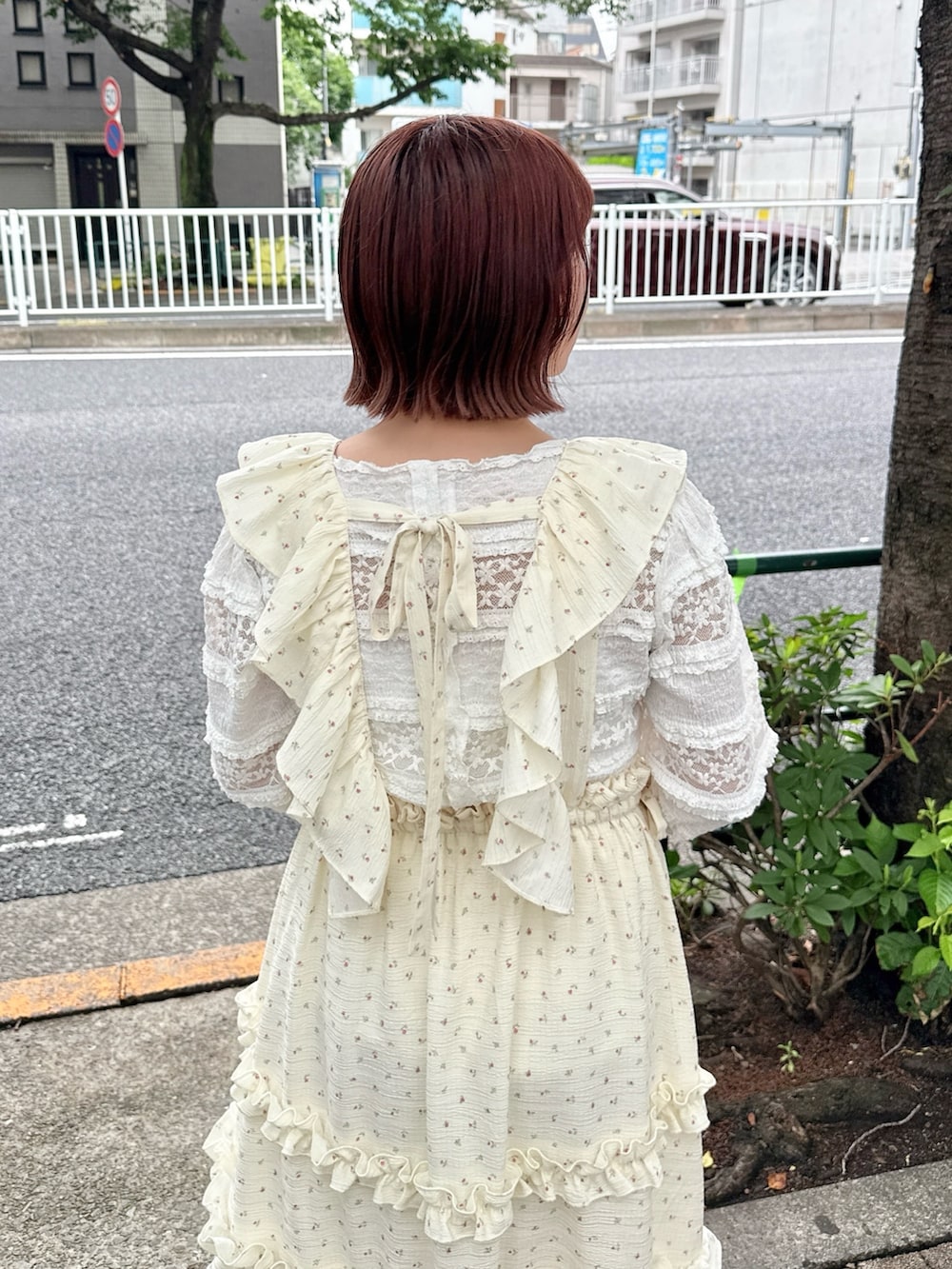 ホワイト系のTシャツ/カットソー、その他のワンピース、ピンク系のハンドバッグを着用したレディースの夏コーディネートの5枚目の写真
