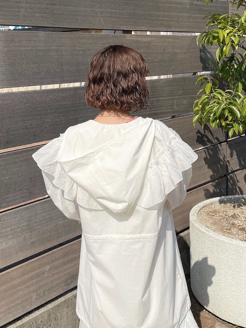 ホワイト系のマウンテンパーカー、ホワイト系のワンピース、ホワイト系のTシャツ/カットソーを着用したレディースの春コーディネートの6枚目の写真