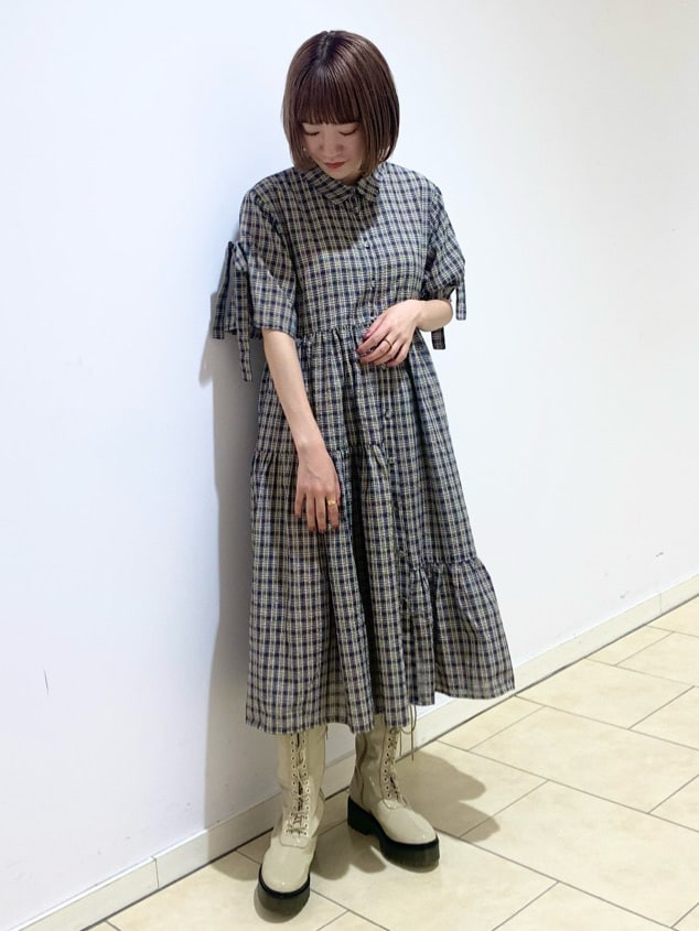 ブルー系のワンピース、ブルー系のワンピースを着用したレディースの夏コーディネートの2枚目の写真