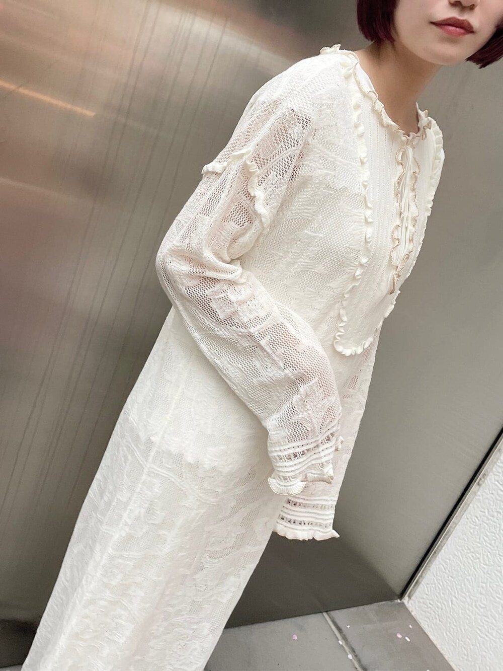 ブラウン系のサンダル、ホワイト系のワンピース、ホワイト系のその他パンツを着用したレディースの春コーディネートの5枚目の写真