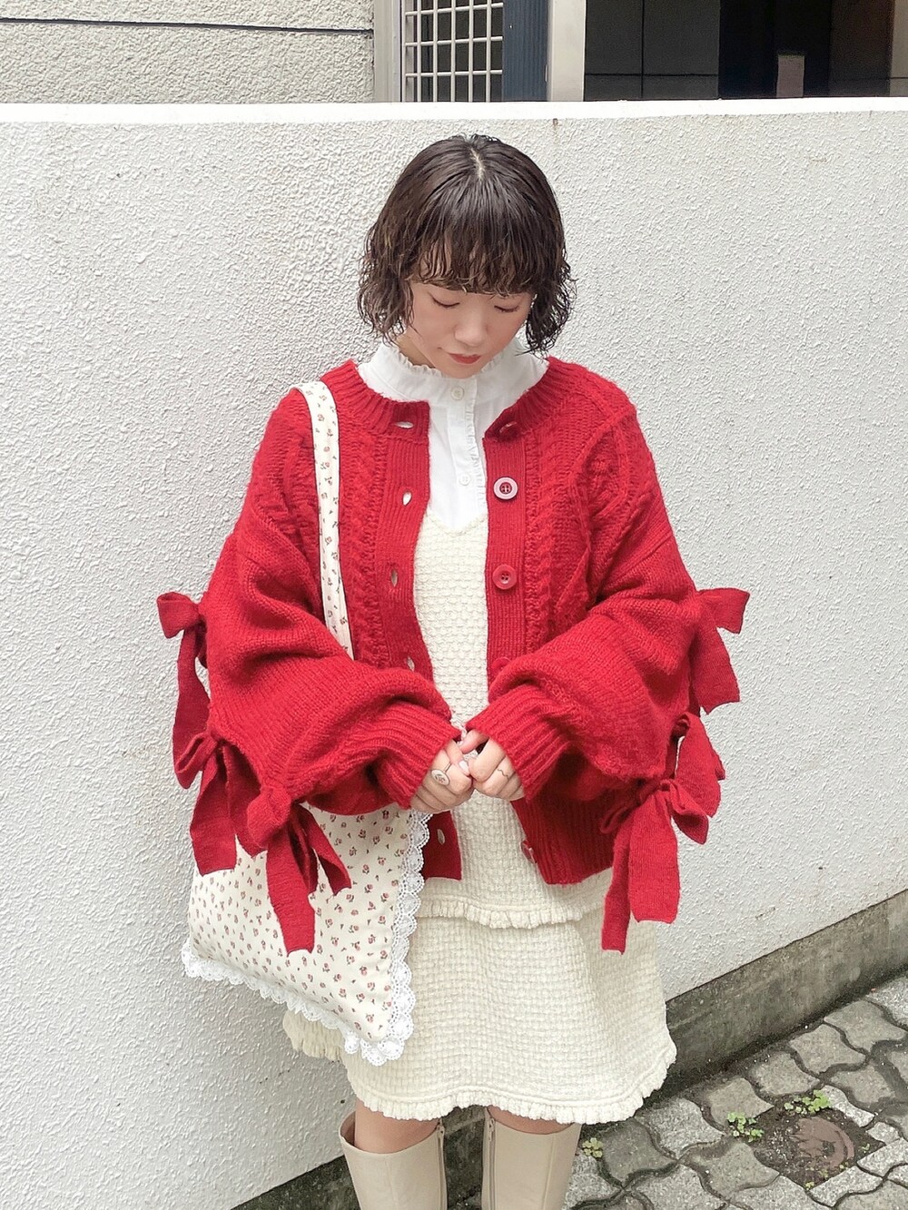 ホワイト系のシャツ/ブラウス、レッド系のカーディガン/ボレロ、ホワイト系のジャンパースカートを着用したレディースの秋コーディネートの5枚目の写真