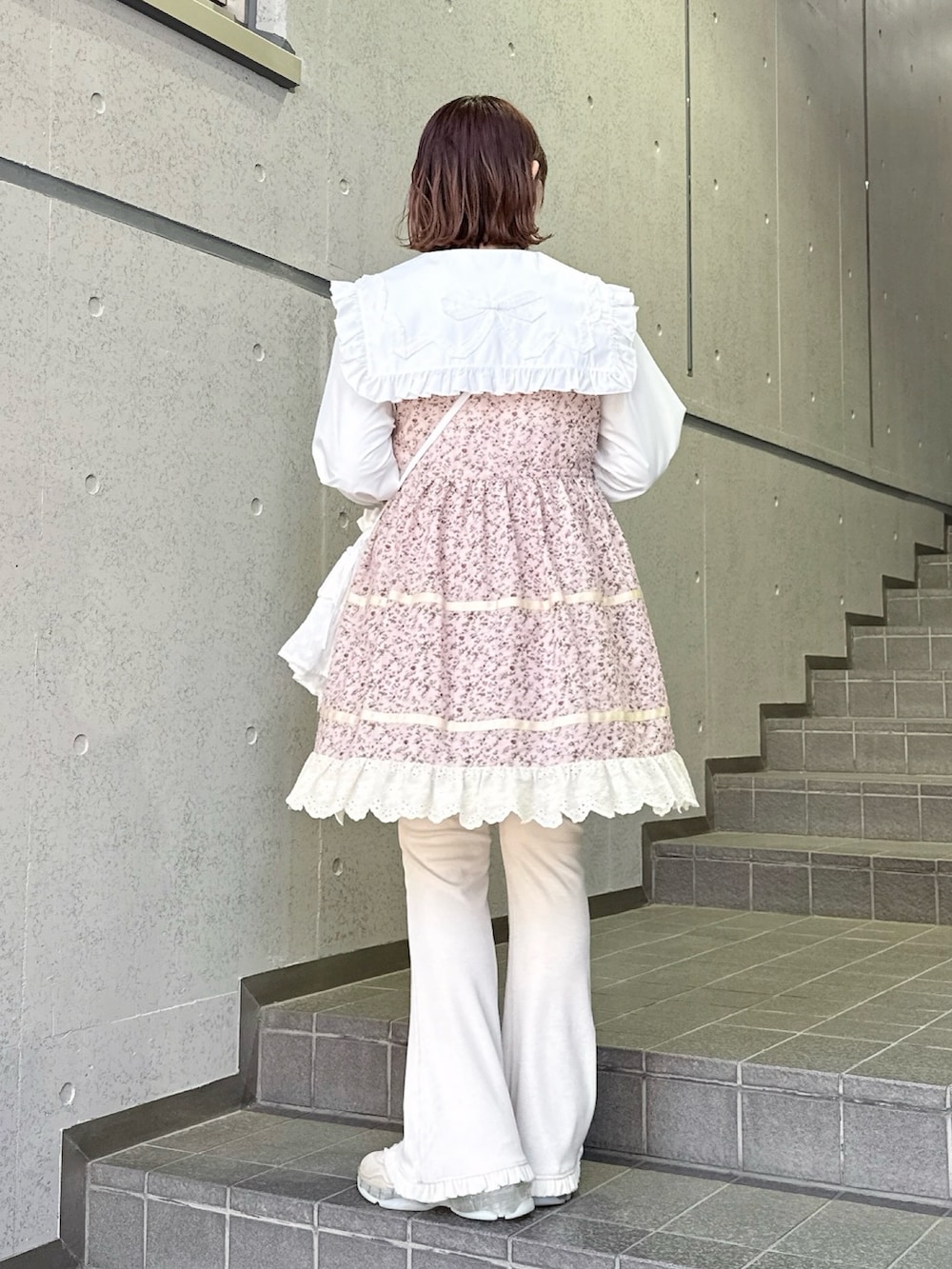 ホワイト系のシャツ/ブラウス、ホワイト系のショルダーバッグ、ホワイト系のスニーカーを着用したレディースの冬コーディネートの3枚目の写真