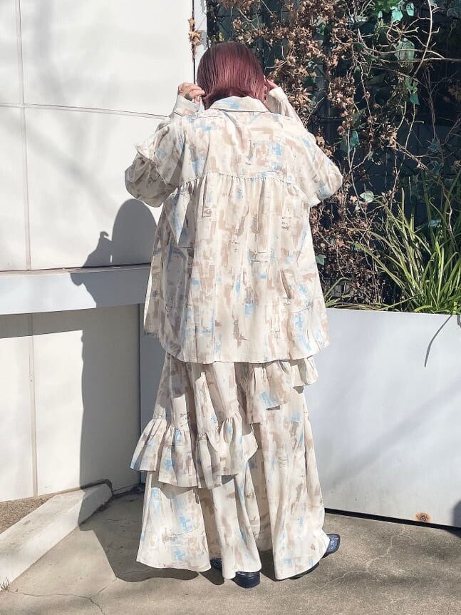 ブルー系のシャツ/ブラウス、ブルー系のスカート、ブルー系のパンプスを着用したレディースの冬コーディネートの3枚目の写真