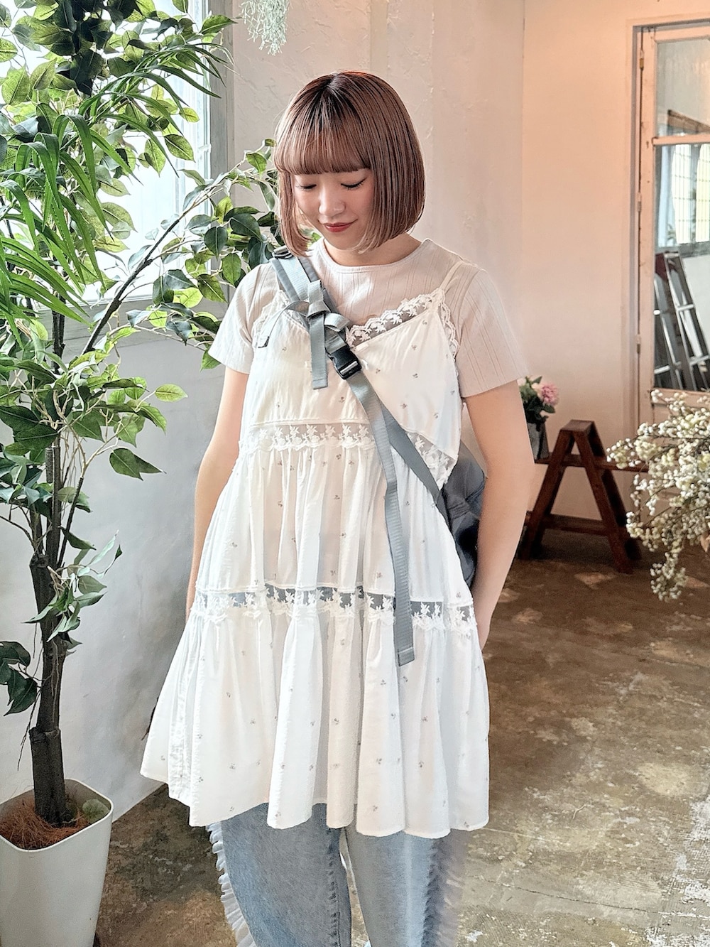ピンク系のキャミソール、グレー系のショルダーバッグ、グレー系のTシャツ/カットソーを着用したレディースの春コーディネートの4枚目の写真