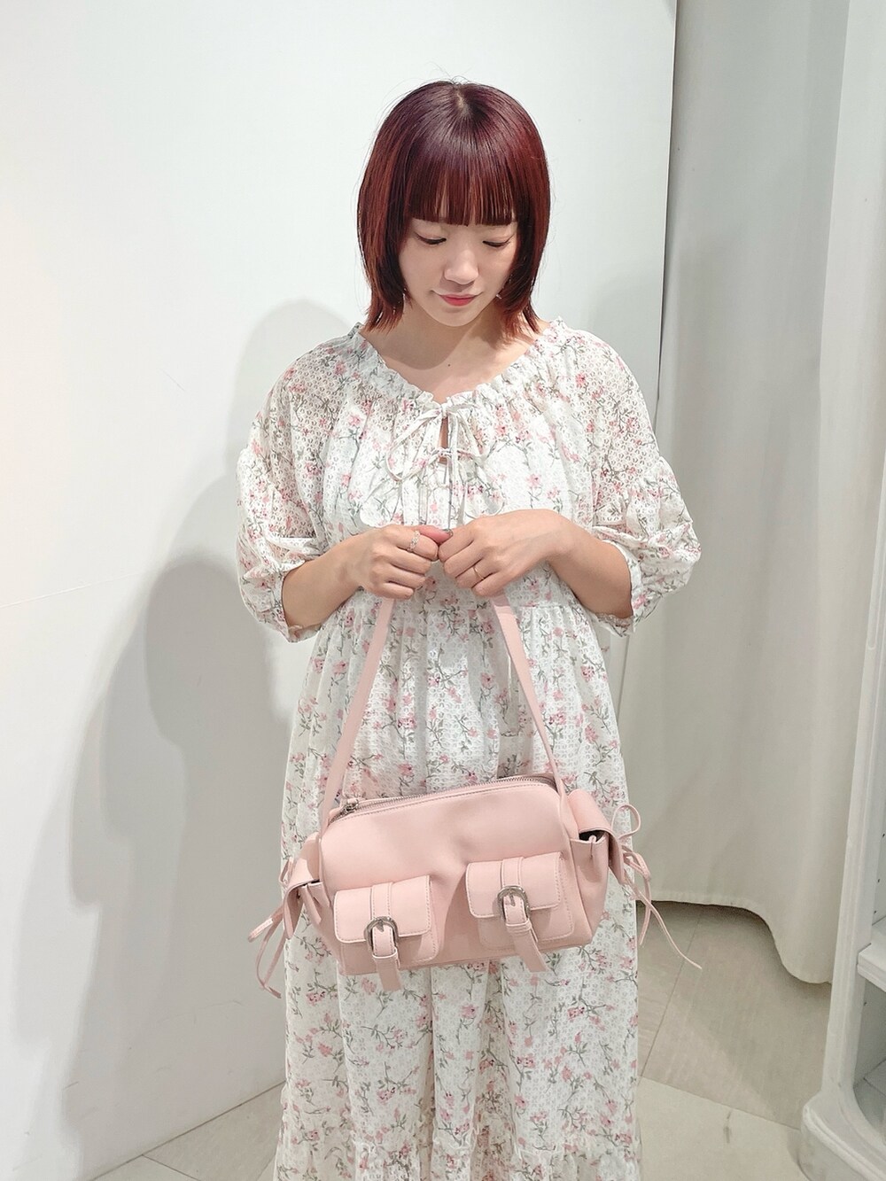 ピンク系のショルダーバッグ、ピンク系のワンピース、ピンク系のローファーを着用したレディースの夏コーディネートの6枚目の写真