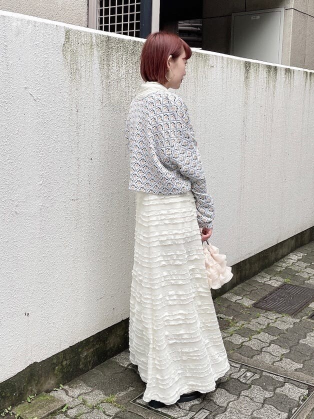 ホワイト系のワンピース、ホワイト系のブーツ、ホワイト系のハンドバッグを着用したレディースの夏コーディネートの3枚目の写真