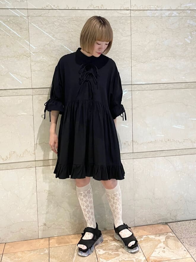 ブラック系のワンピース、ブラック系のサンダルを着用したレディースの夏コーディネートの2枚目の写真