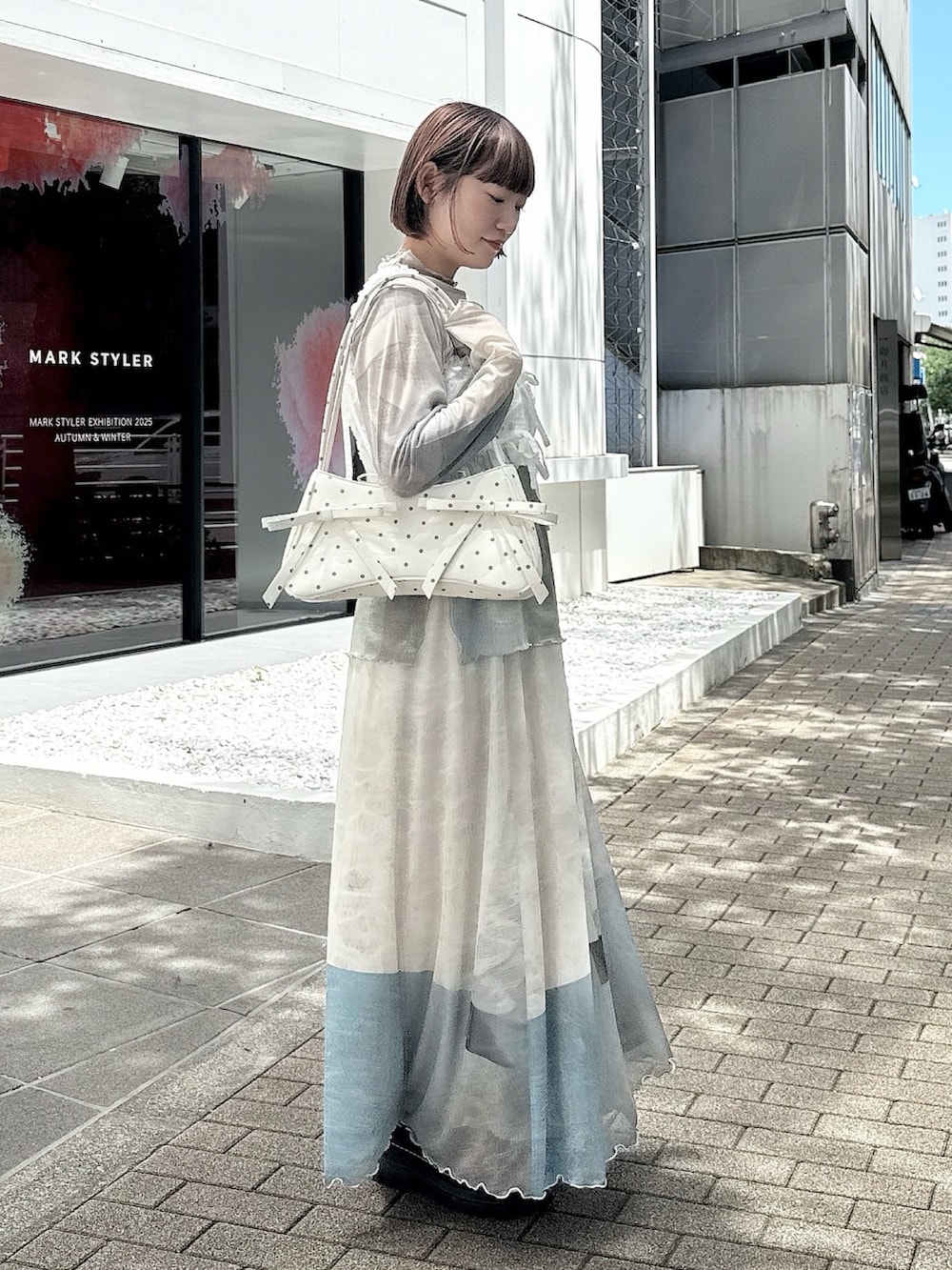 ホワイト系のシャツ/ブラウス、グリーン系のTシャツ/カットソー、その他のハンドバッグを着用したレディースの夏コーディネートの3枚目の写真