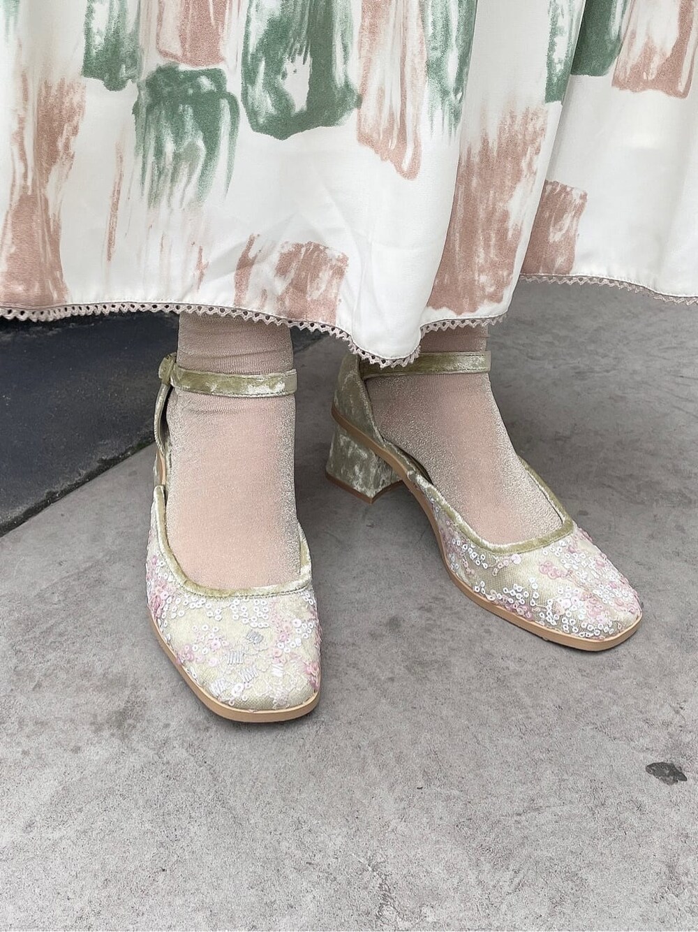 ホワイト系のその他トップス、ブラウン系のスカート、グリーン系のパンプスを着用したレディースの春コーディネートの6枚目の写真