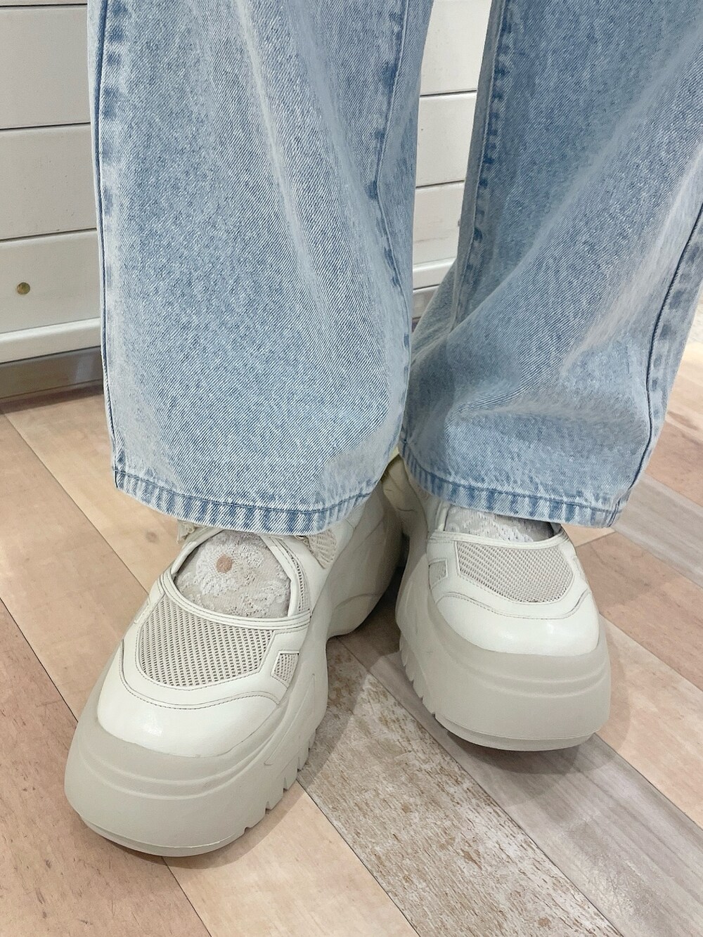 ブルー系のデニムパンツ、ピンク系のカーディガン/ボレロ、ホワイト系のシャツ/ブラウスを着用したレディースの冬コーディネートの6枚目の写真