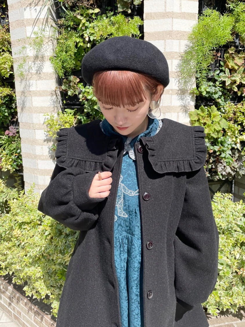 ブラック系のその他アウター、ブラック系のその他シューズ、グリーン系のワンピースを着用したレディースの秋コーディネートの4枚目の写真