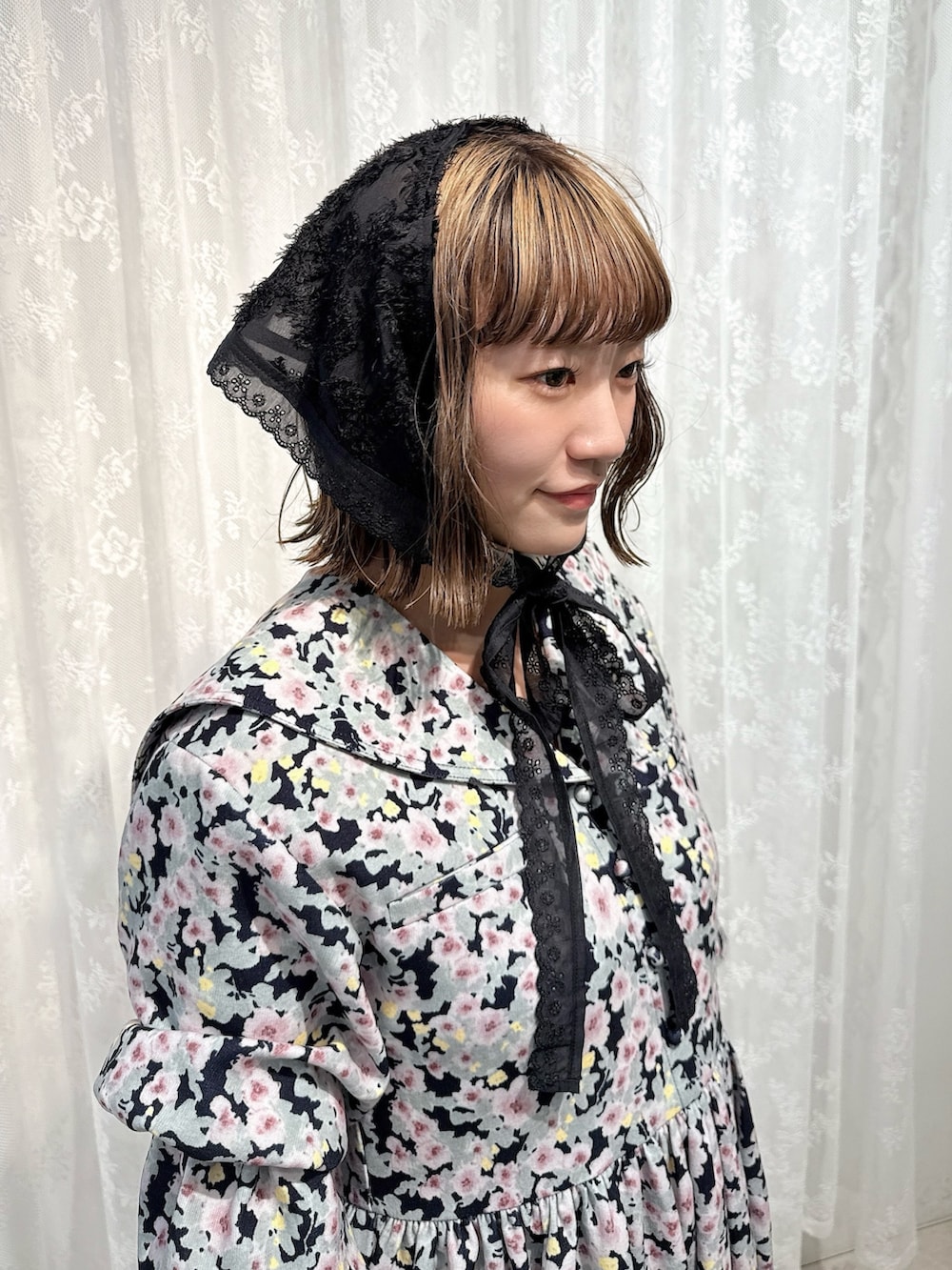 ブラック系のワンピース、ブラック系のスウェットパンツ、ホワイト系のスニーカーを着用したレディースの夏コーディネートの7枚目の写真