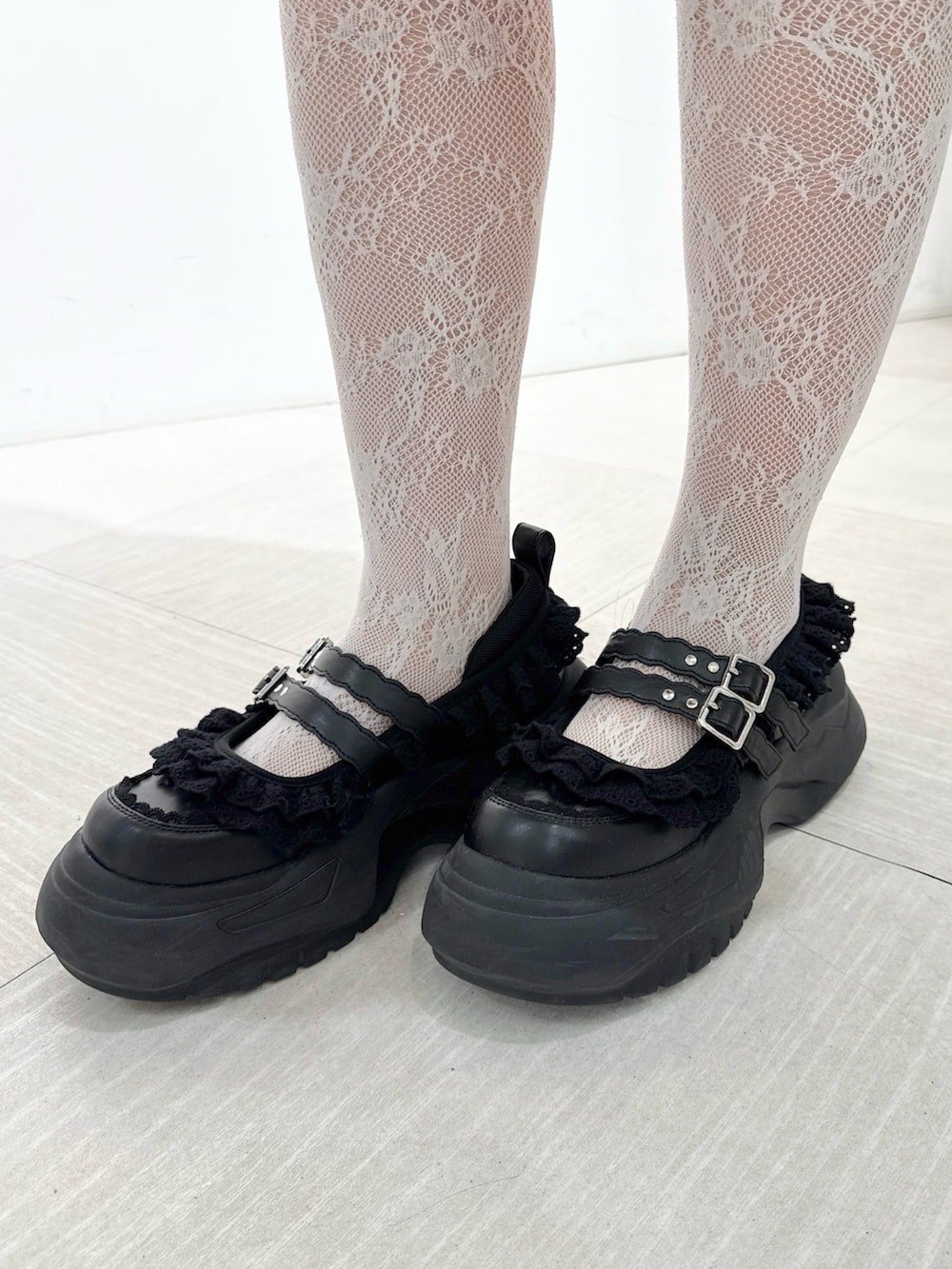 レッド系のシャツ/ブラウス、ベージュ系のショルダーバッグ、グレー系のスカートを着用したレディースの夏コーディネートの7枚目の写真