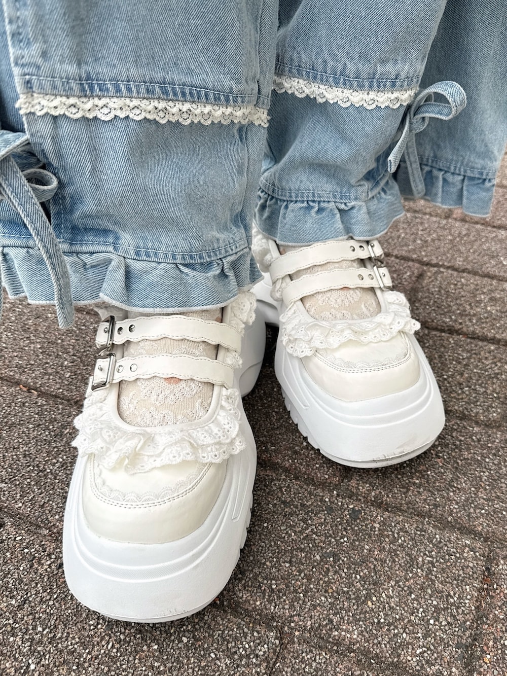 ホワイト系のTシャツ/カットソー、ブルー系のショルダーバッグ、グレー系のチュニックを着用したレディースの春コーディネートの7枚目の写真