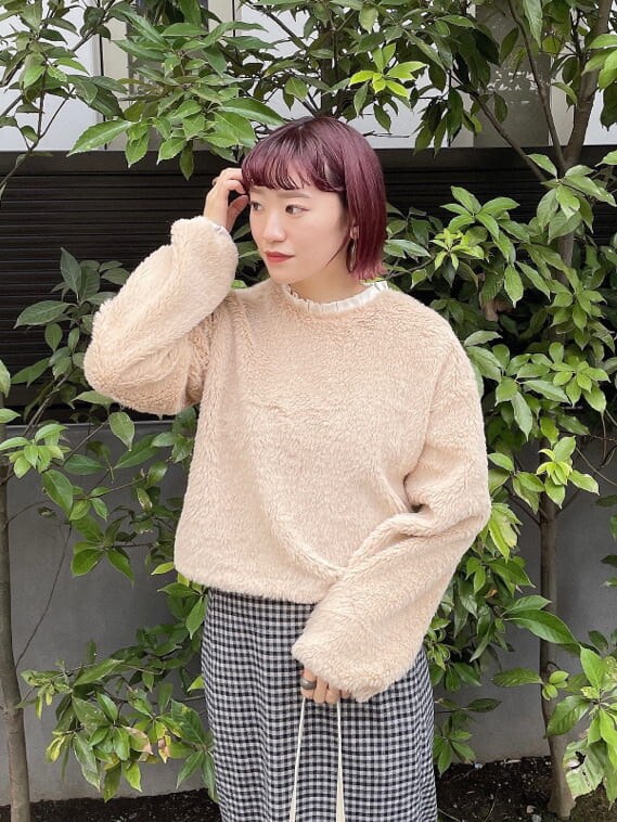 ホワイト系のブーツ、ブラック系のスカート、ホワイト系のショルダーバッグを着用したレディースの冬コーディネートの3枚目の写真