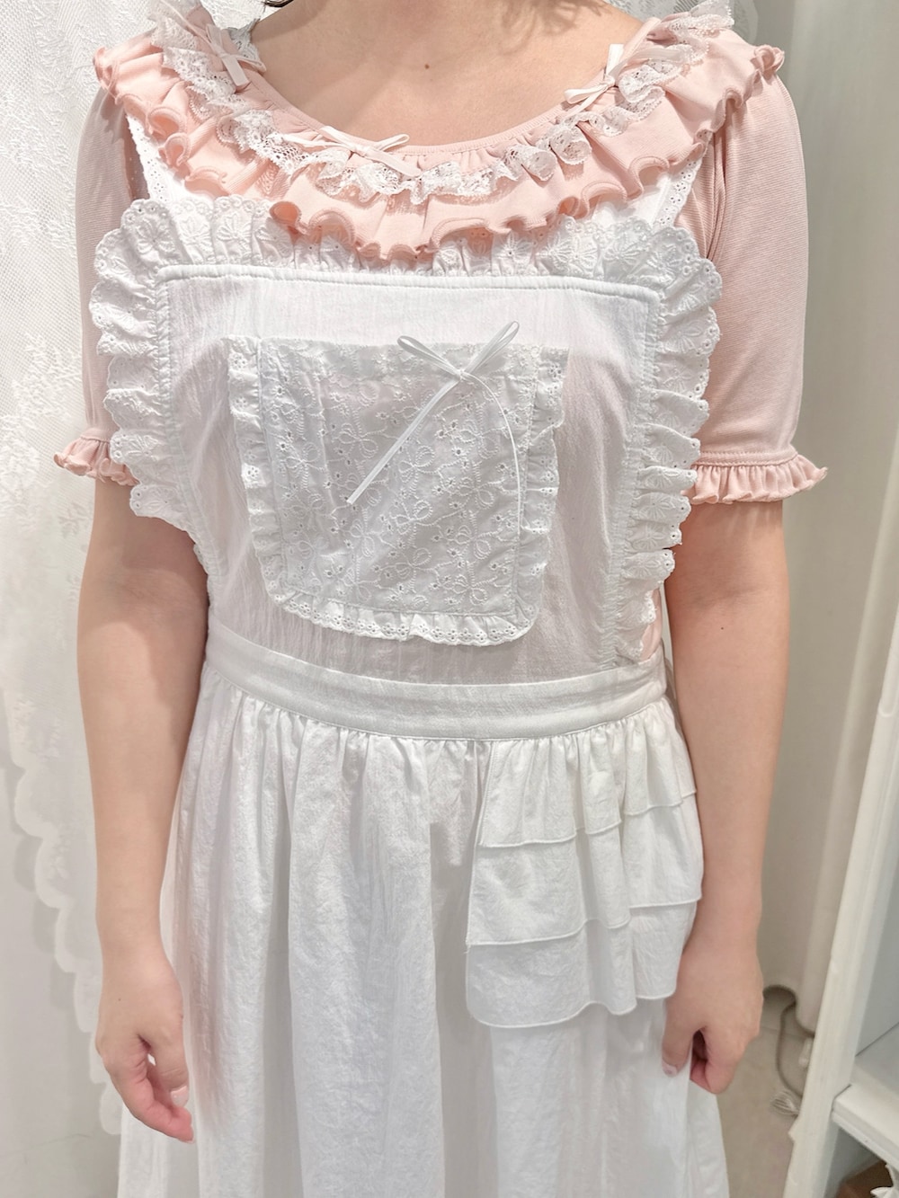 ホワイト系のワンピース、ピンク系のTシャツ/カットソー、ピンク系のスニーカーを着用したレディースの春コーディネートの5枚目の写真