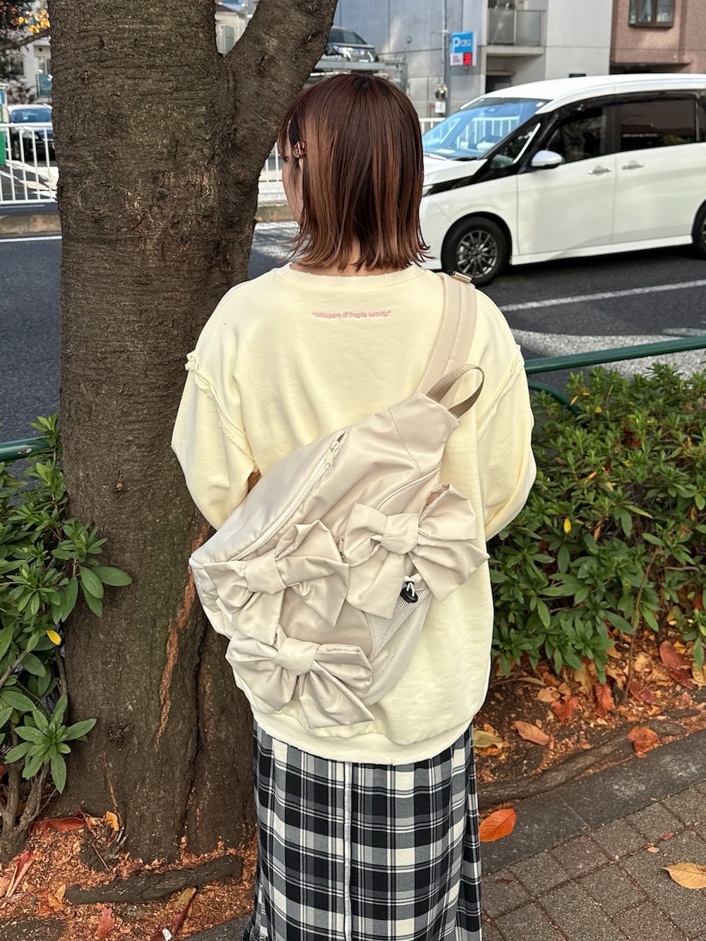 ベージュ系のスウェット、ベージュ系のショルダーバッグ、ベージュ系のスカートを着用したレディースの冬コーディネートの5枚目の写真