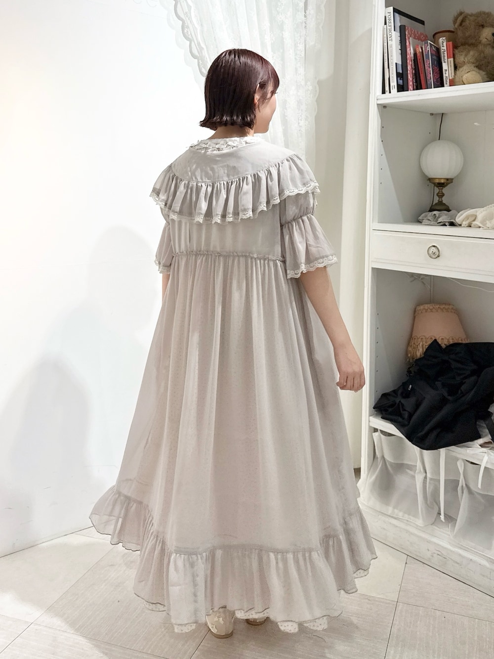 ホワイト系のTシャツ/カットソー、グレー系のワンピース、ホワイト系のワンピースを着用したレディースの春コーディネートの3枚目の写真