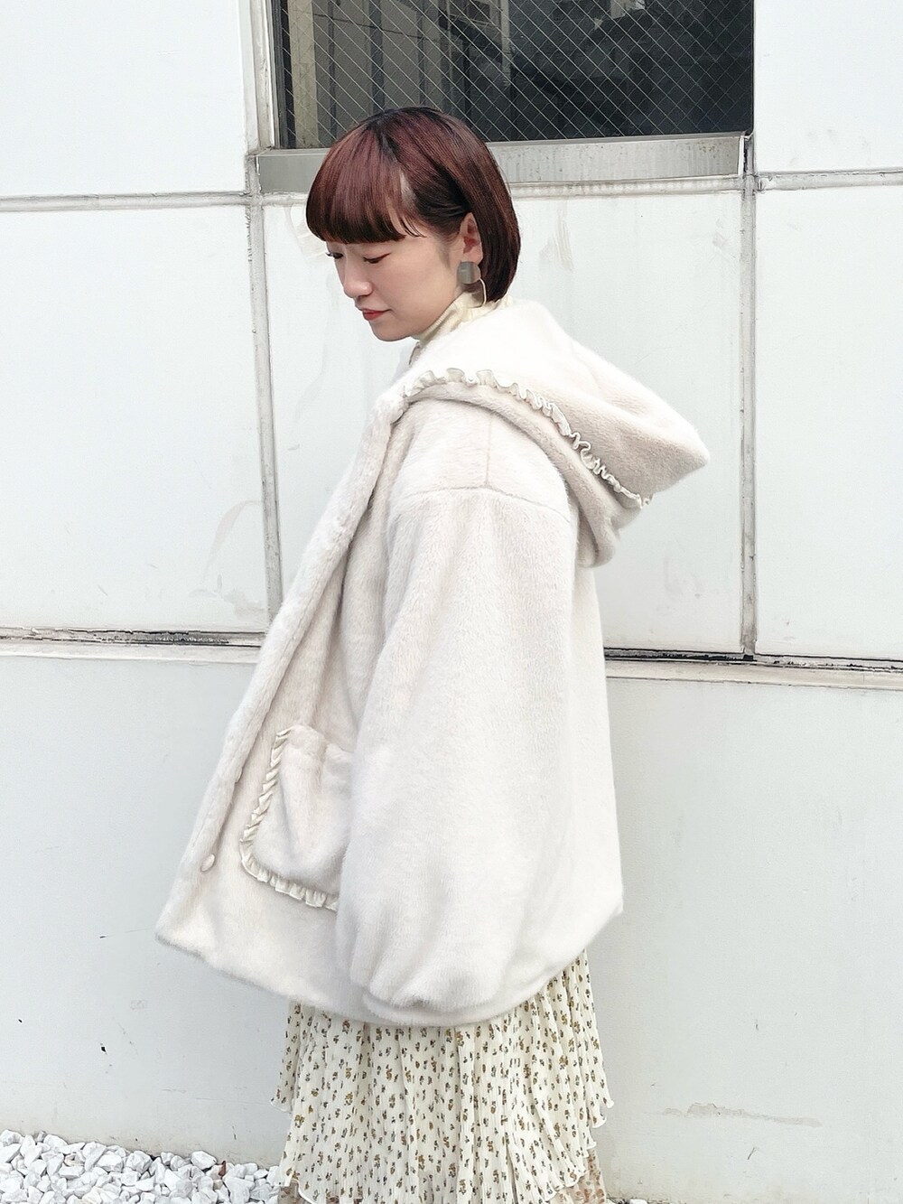 ホワイト系のダウンジャケット/コート、ブルー系のカーディガン/ボレロ、ホワイト系のニット/セーターを着用したレディースの冬コーディネートの5枚目の写真