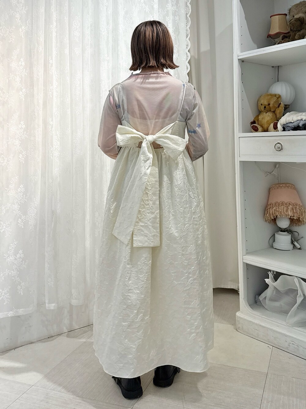 ピンク系のTシャツ/カットソー、ホワイト系のワンピース、ブラック系のパンプスを着用したレディースの夏コーディネートの3枚目の写真