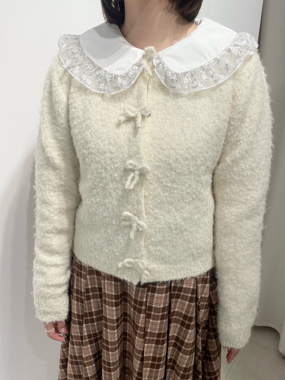 シルバー系のシャツ/ブラウス、ホワイト系のローファー、ブラウン系のスカートを着用したレディースの秋コーディネートの5枚目の写真