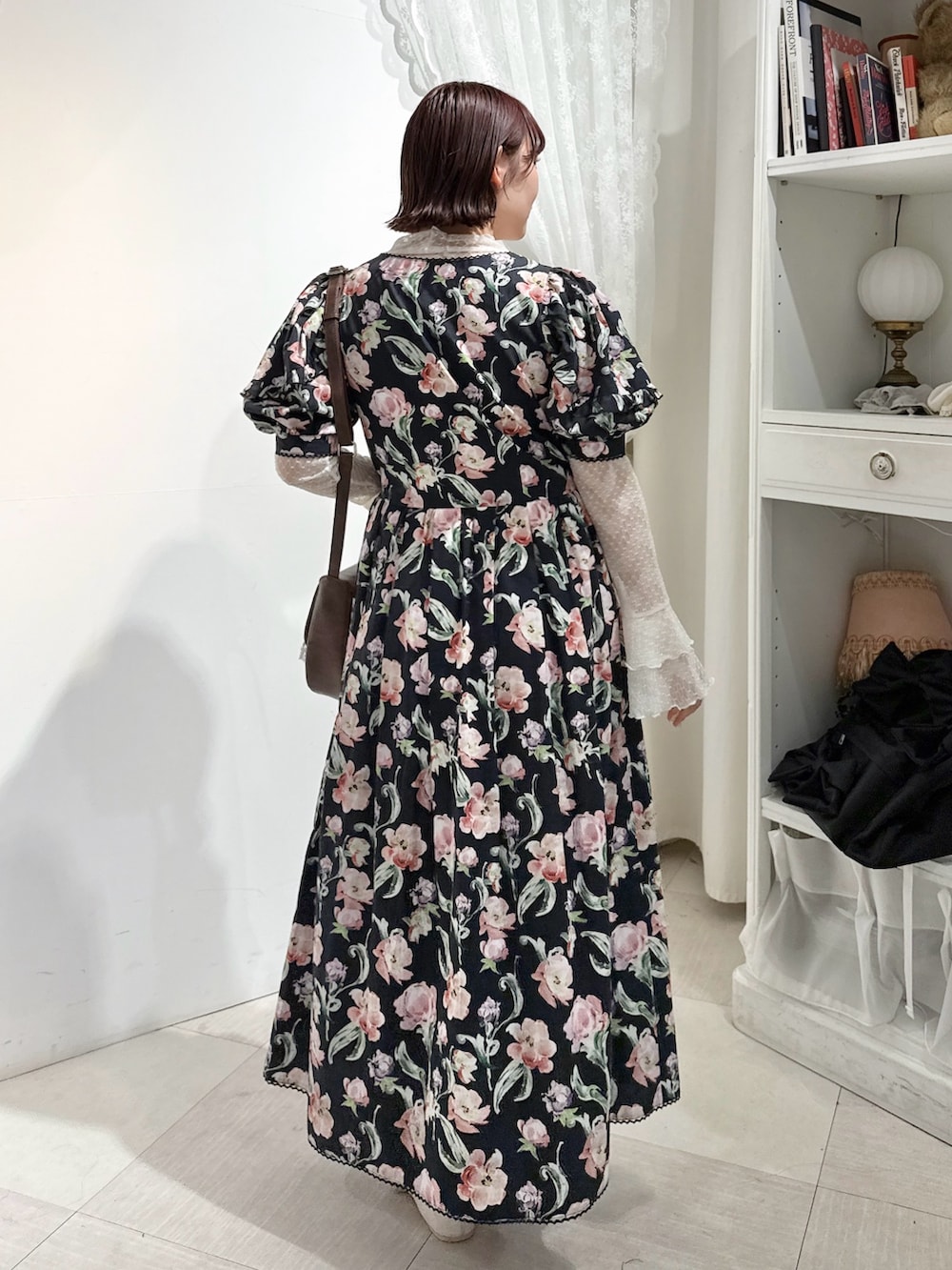 ホワイト系のTシャツ/カットソー、ブラック系のワンピース、ブラウン系のショルダーバッグを着用したレディースの春コーディネートの3枚目の写真