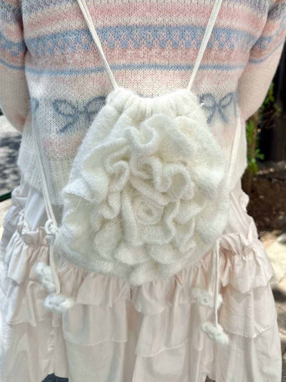 ホワイト系のカーディガン/ボレロ、ホワイト系のその他パンツ、ホワイト系のTシャツ/カットソーを着用したレディースの春コーディネートの6枚目の写真
