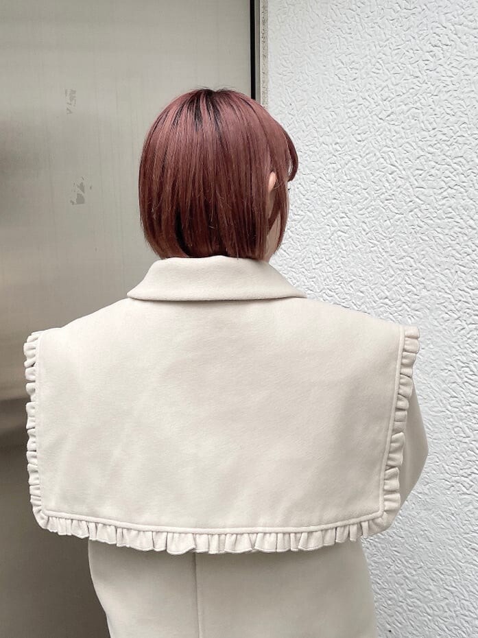 ホワイト系のその他アウター、ホワイト系のニット/セーター、ブラウン系のスカートを着用したレディースの秋コーディネートの3枚目の写真