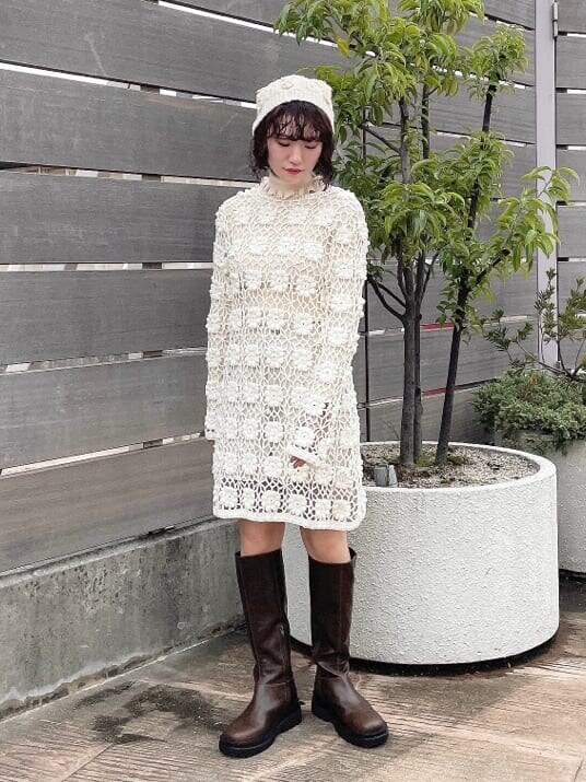 ホワイト系のニット/セーター、ホワイト系のその他パンツ、ブラウン系のブーツを着用したレディースの秋コーディネートの2枚目の写真