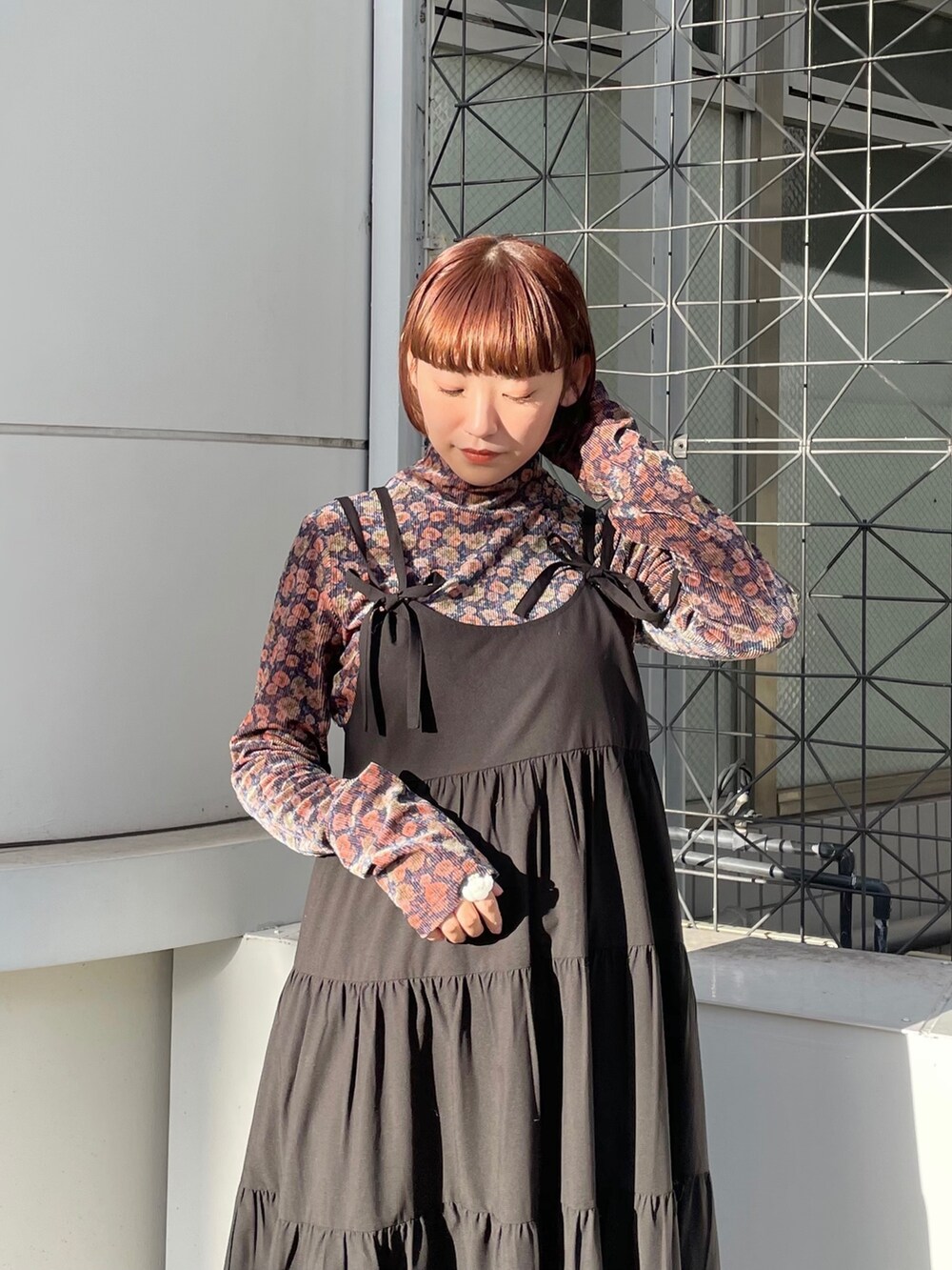ベージュ系のニット/セーター、ブラック系のワンピース、ホワイト系のブーツを着用したレディースの秋コーディネートの3枚目の写真