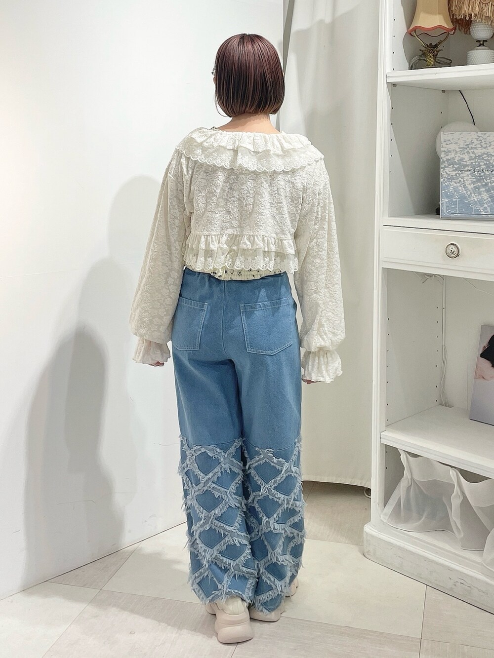 ホワイト系のシャツ/ブラウス、ホワイト系のTシャツ/カットソー、ブルー系のデニムパンツを着用したレディースの春コーディネートの3枚目の写真