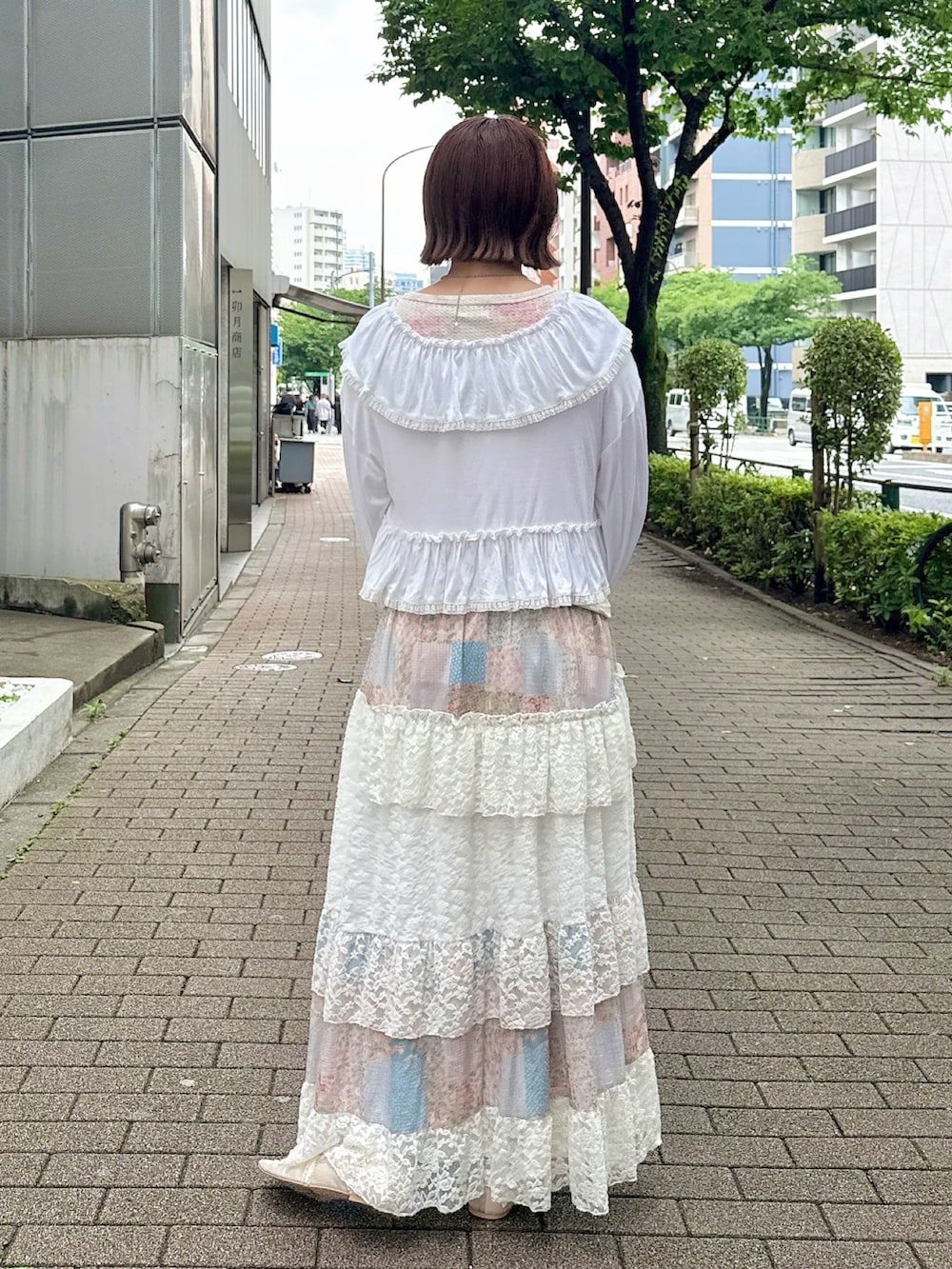 ピンク系のスカート、ピンク系のTシャツ/カットソー、ホワイト系のカーディガン/ボレロを着用したレディースの夏コーディネートの3枚目の写真