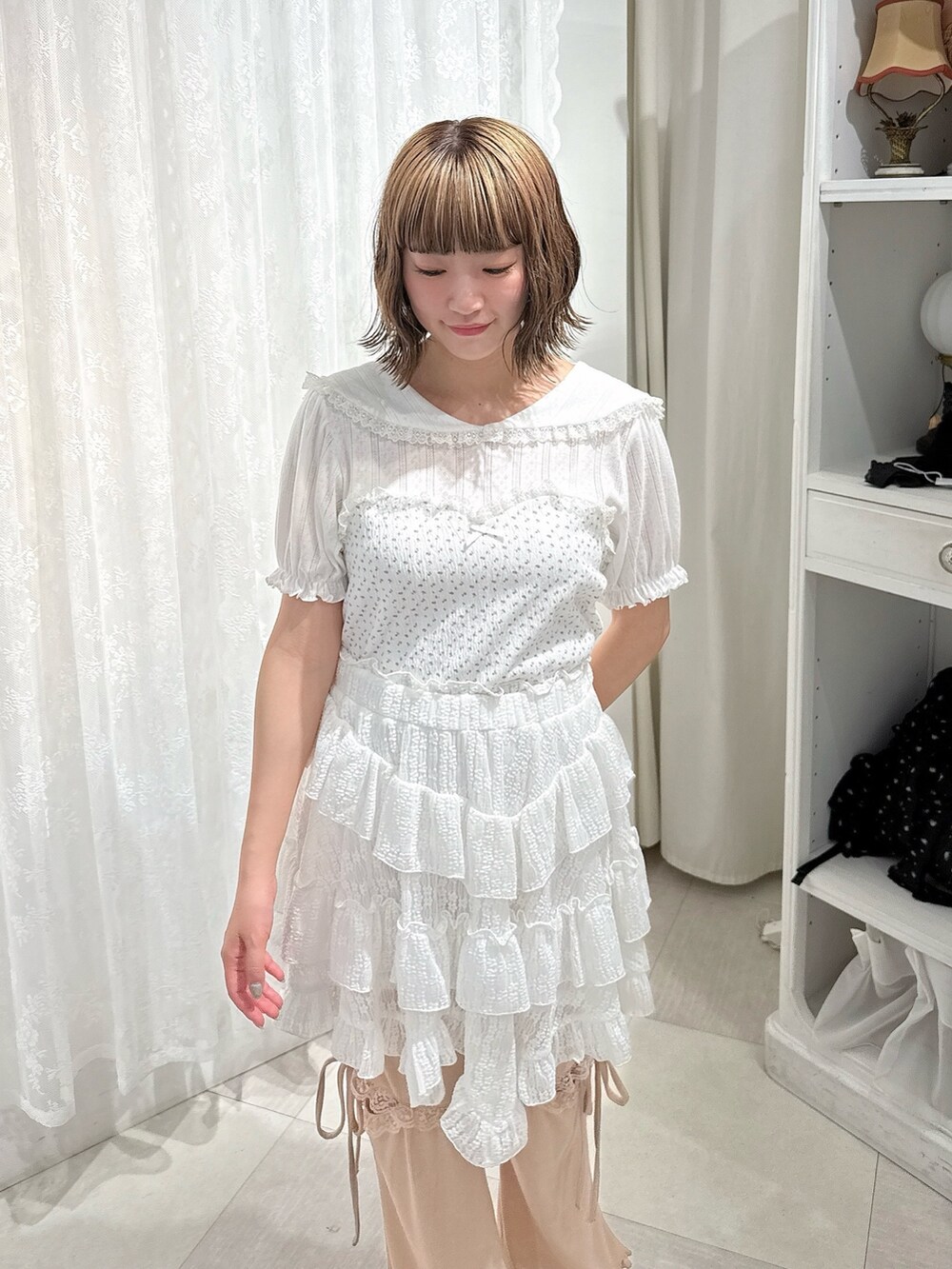 ホワイト系のTシャツ/カットソー、ホワイト系のスカート、ピンク系のスウェットパンツを着用したレディースの春コーディネートの5枚目の写真