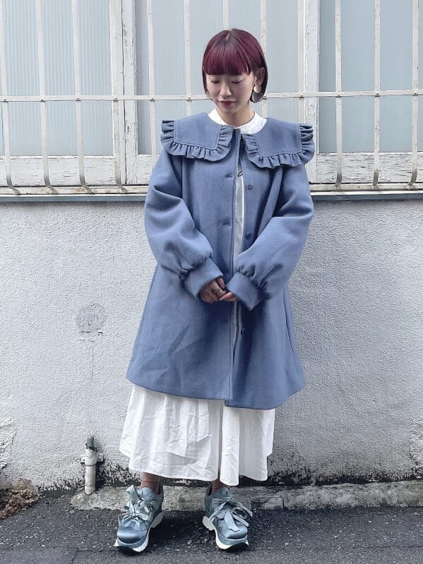 ブルー系のスニーカー、ブルー系のその他アウター、ホワイト系のワンピースを着用したレディースの秋コーディネートの2枚目の写真