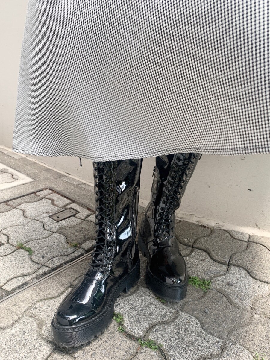 ブラック系のワンピースを着用したレディースの春コーディネートの8枚目の写真