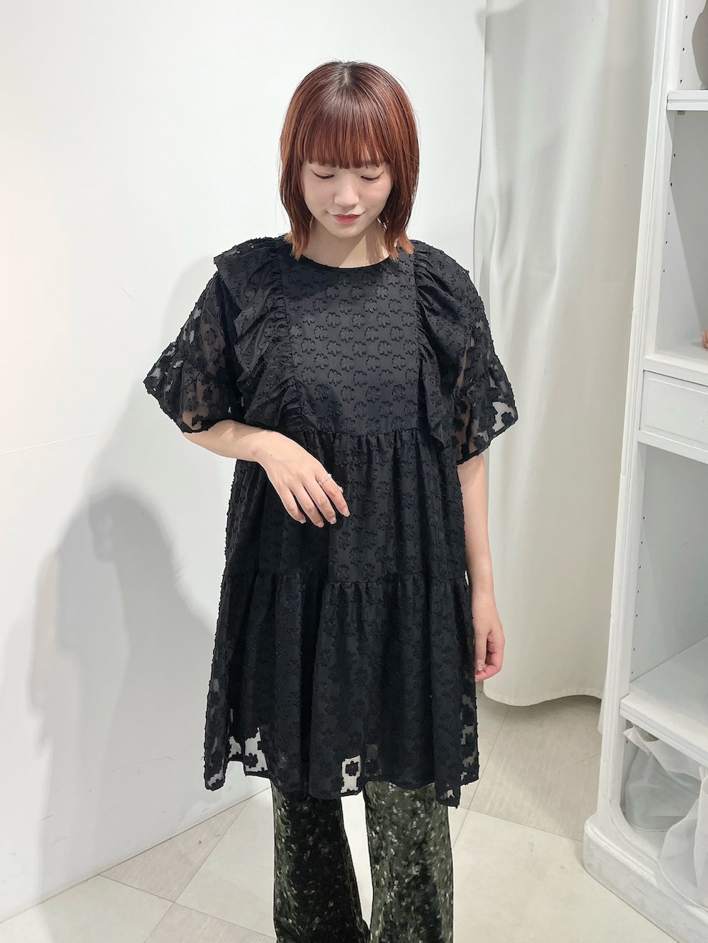 ブラック系のワンピース、グリーン系のスラックス、ブラック系のバレエシューズを着用したレディースの夏コーディネートの5枚目の写真