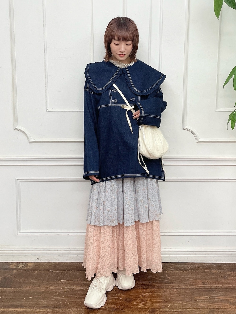 ホワイト系のTシャツ/カットソー、ブルー系のデニムジャケット、ピンク系のスカートを着用したレディースの夏コーディネートの2枚目の写真