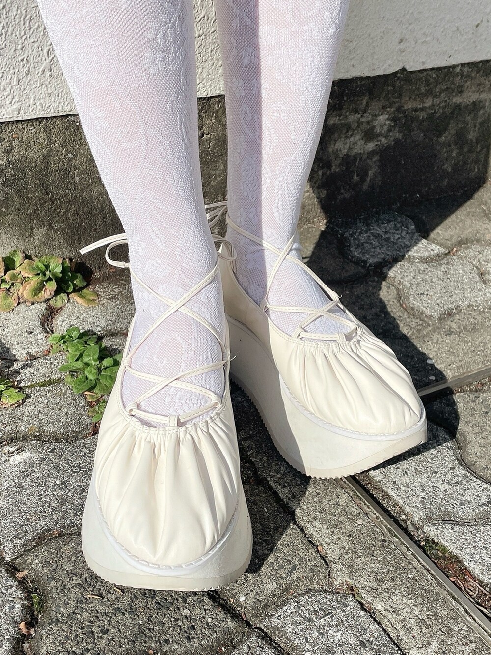 ピンク系のTシャツ/カットソー、グレー系のワンピース、ホワイト系のバレエシューズを着用したレディースの冬コーディネートの7枚目の写真