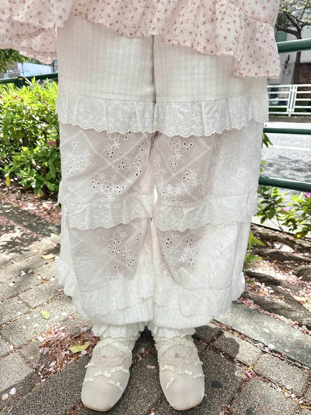 ホワイト系のTシャツ/カットソー、ピンク系のワンピース、ピンク系のバックパック/リュックを着用したレディースの春コーディネートの6枚目の写真