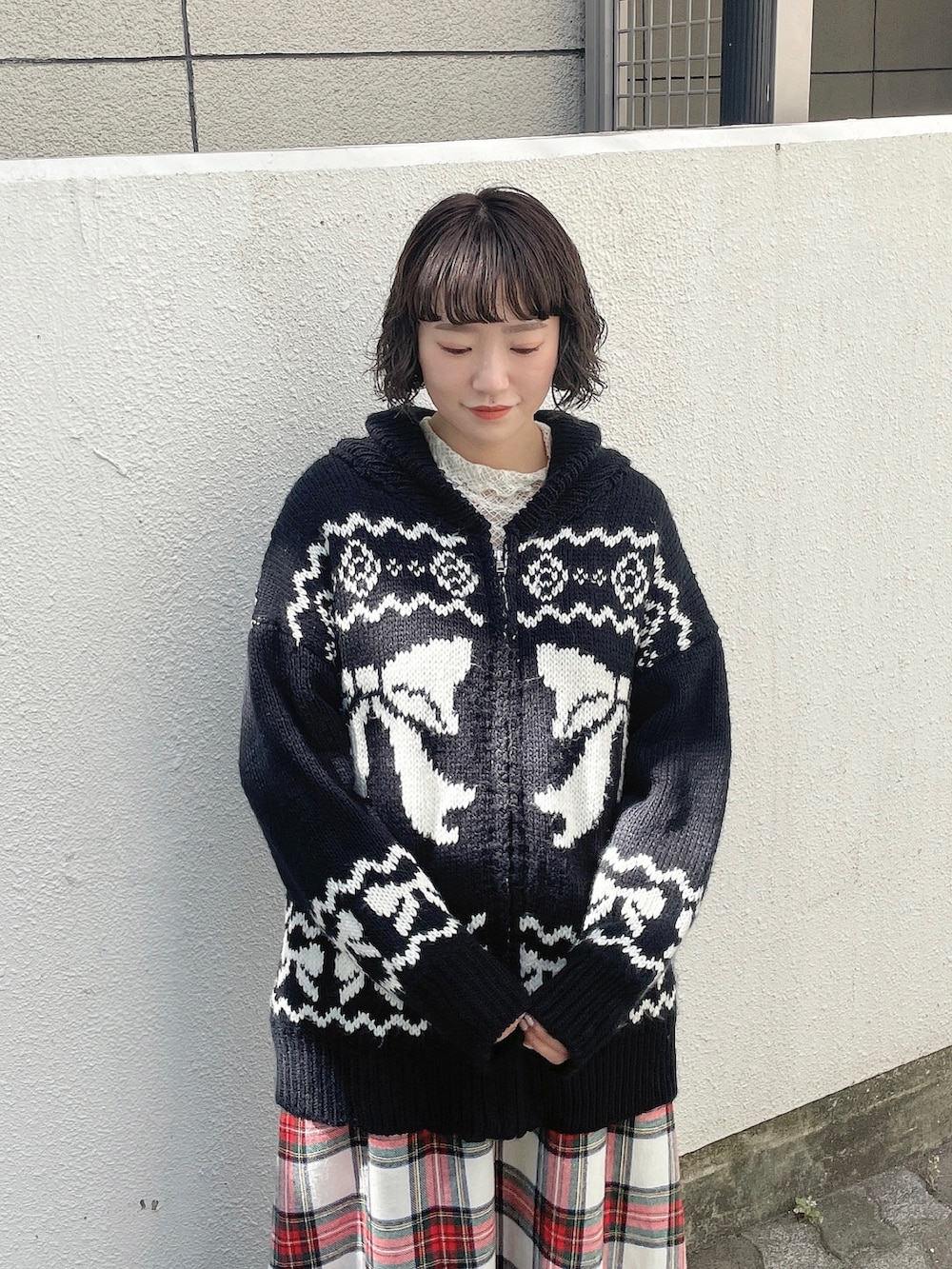 ブラック系のカーディガン/ボレロ、ホワイト系のTシャツ/カットソー、ホワイト系のスカートを着用したレディースの秋コーディネートの3枚目の写真