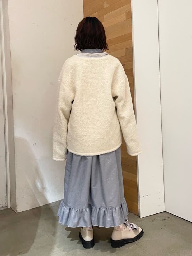 ホワイト系のモカシン/デッキシューズ、パープル系のその他アウター、ブルー系のワンピースを着用したレディースの秋コーディネートの4枚目の写真