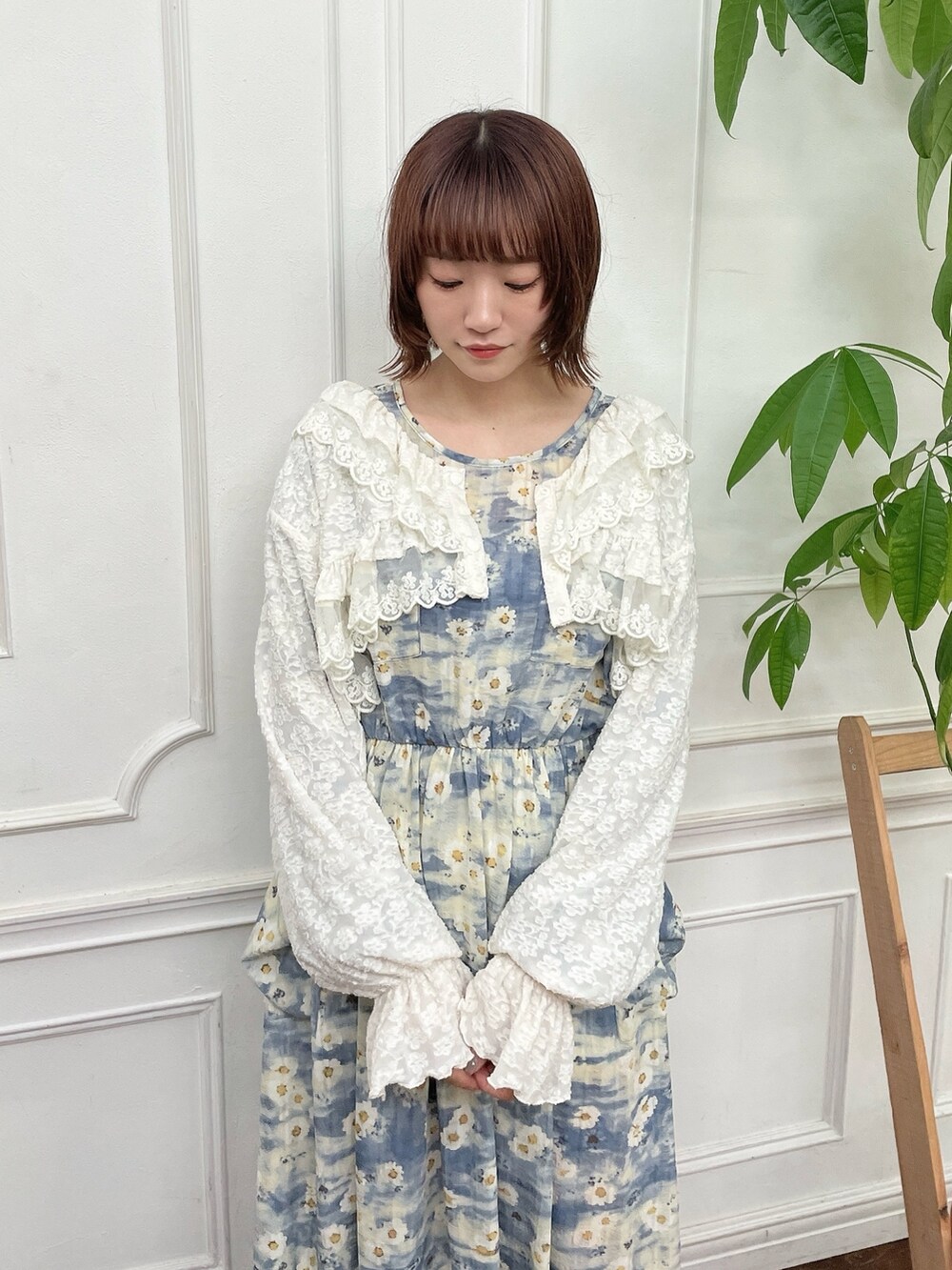 ホワイト系のシャツ/ブラウス、ブルー系のワンピース、ベージュ系のバレエシューズを着用したレディースの夏コーディネートの4枚目の写真