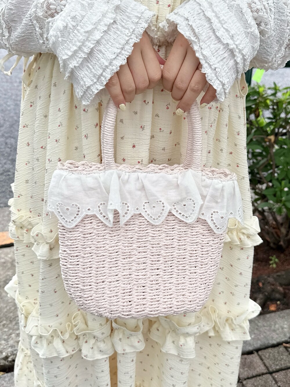 ホワイト系のTシャツ/カットソー、その他のワンピース、ピンク系のハンドバッグを着用したレディースの夏コーディネートの7枚目の写真